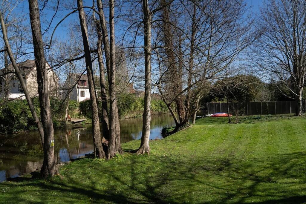 Surrey Hills Escape: Riverside Walks & Quick Links Godalming Dış mekan fotoğraf